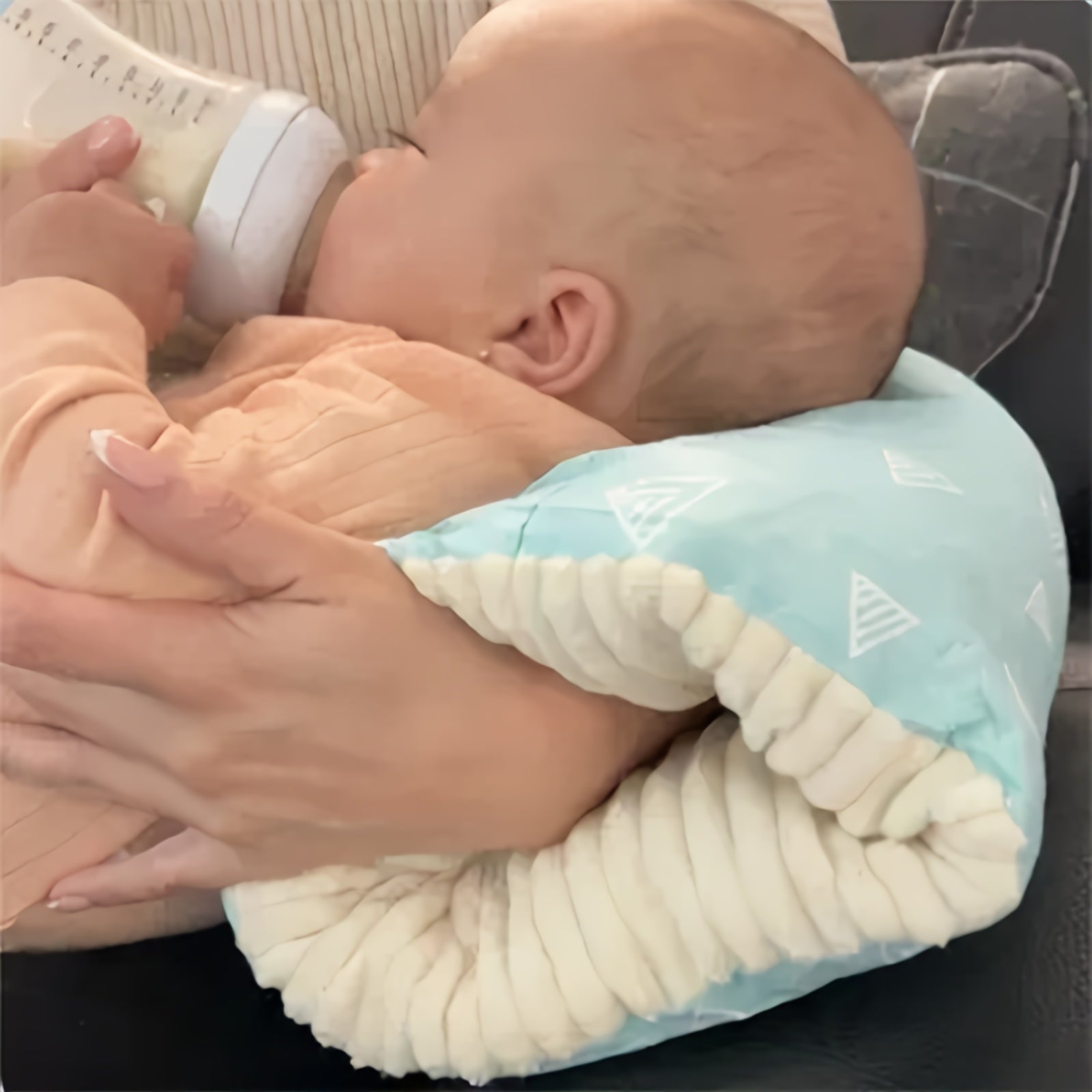 SoftSnuggle™  Arm Kussen - verlicht de druk op je arm en ondersteunt het hoofd van je baby tijdens het reizen